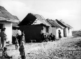 Romové: původní osada na východním Slovensku (Trebišov 1956); foto E. Davidová.