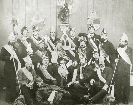 Schlaraffia Budovicia: skupinová fotografie zakládajících členů spolku z roku 1882; SOkA.