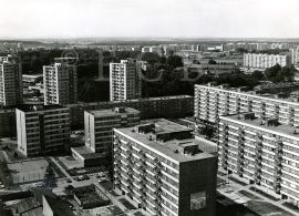 Sídliště: pohled z kavárny Perla na sídliště Pařížská komuna, v pozadí sídliště Vltava, 1980, sbírka J.Dvořáka; archiv SOkA.