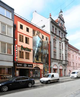 Ulice Karla IV.: dostavba historického domu č. 4 z 1997 a dům č. 2 s bohatou secesní fasádou; foto K. Kuča 2014.