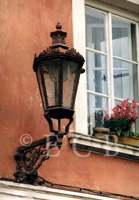 Veřejné osvětlení: replika plynové svítilny v historickém centru; foto O. Sepp 1998.