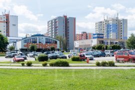 Vltava: fitness centrum Pouzar a obchodní dům Vltavín v jižní části sídliště; foto Nebe 2020.