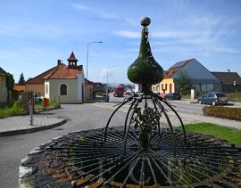 Vráto: Rudolfovská třída, hlavní dopravní osa svažující se ke krajskému městu; foto Nebe 2024.