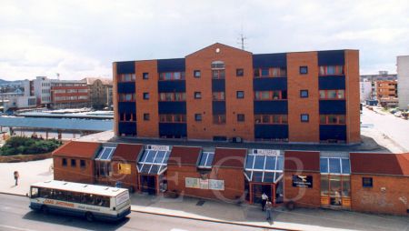 Architektura 2. poloviny 20. století a počátku 21. století: bývalá budova autobusového nádraží; foto O. Sepp 1998 .