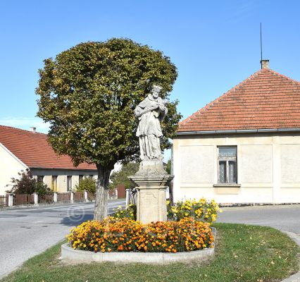 Adamov: socha sv. Jana Nepomuckého z roku 1755; foto Nebe 2018.