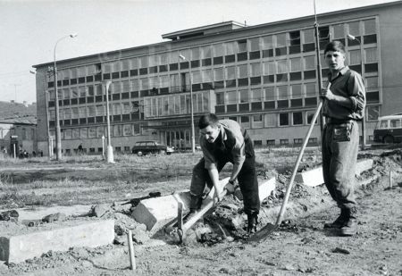 Akce Z: zapouštění obrubníků při úpravě Senovážného náměstí, 1967, sbírka J. Dvořáka; SOkA.